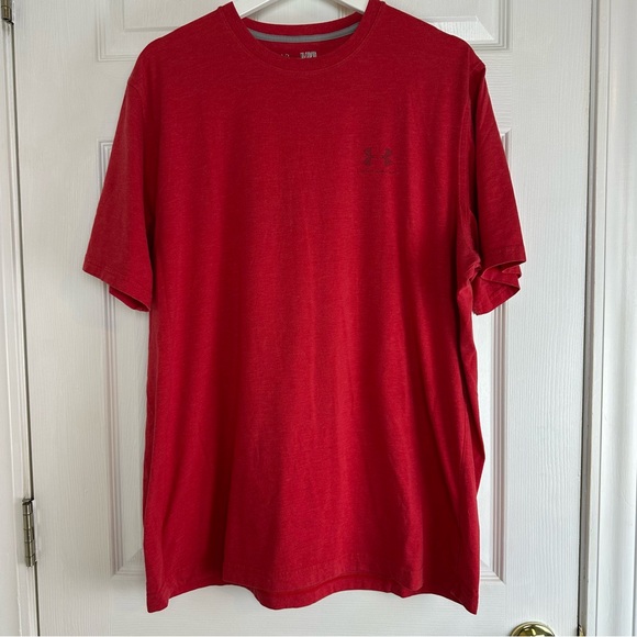 Mens Under Armour Charged Cotton Left Chest Lockup T-Shirt in Red - Size XL - Picture 1 of 5